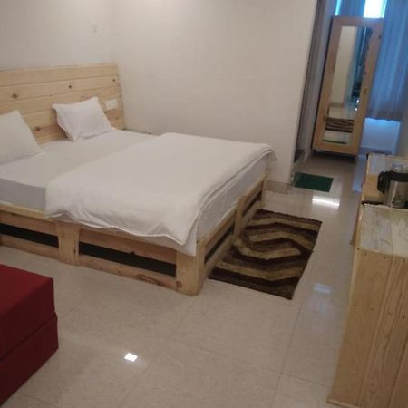 Hotel Charanpaduka Badrinath Esterno foto