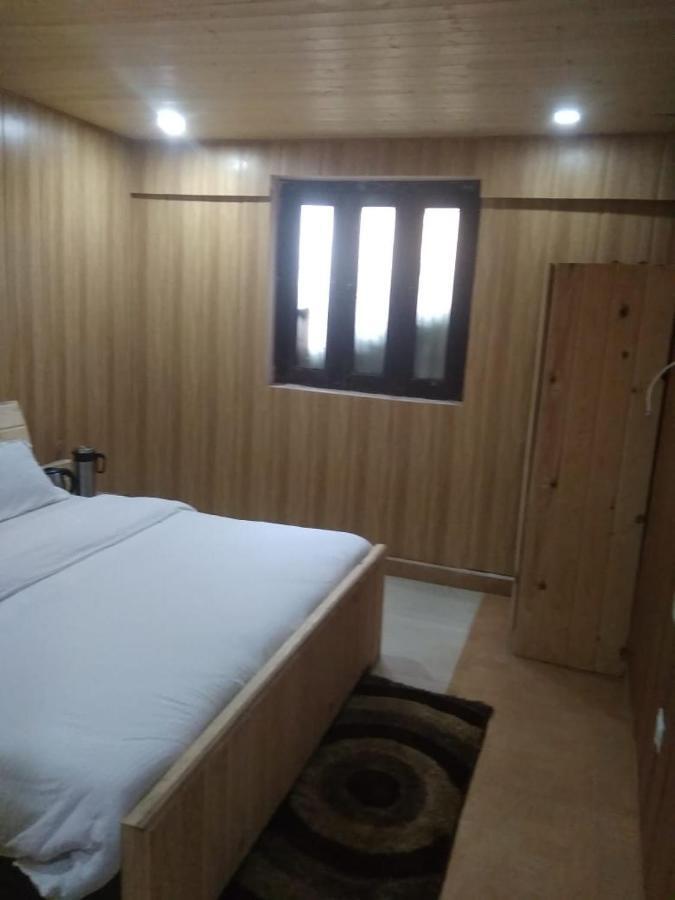 Hotel Charanpaduka Badrinath Esterno foto